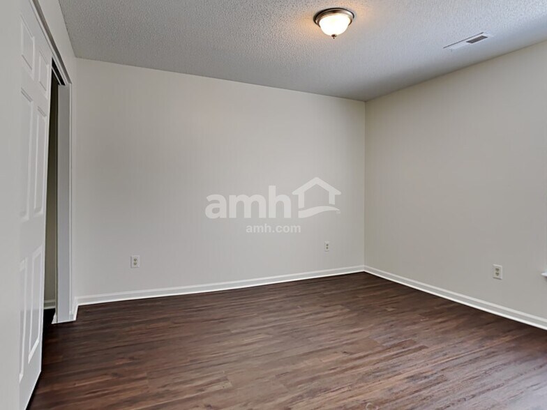 Building Photo - 5069 Thornton Dr