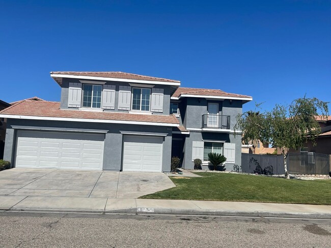 Building Photo - Victorville- Tanamera Home-  4 Bedrooms, 3...