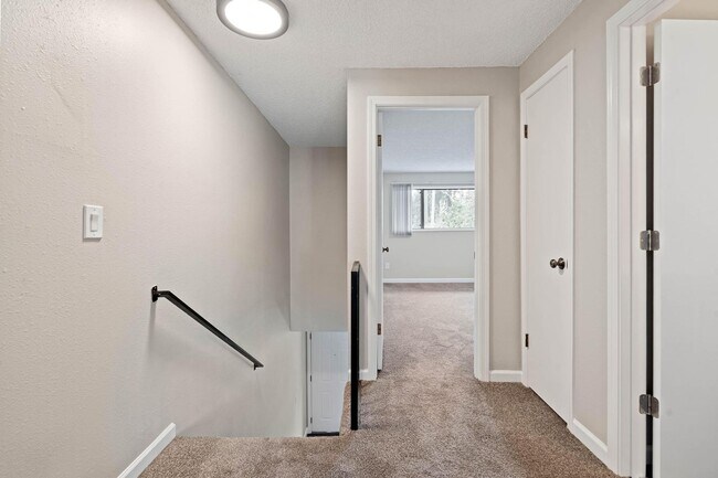 Building Photo - Clean, welcoming 2-bdrm/1.5 bath unit in Milwaukie. Private patio, quiet location, designated par...