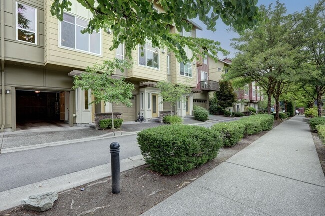 Building Photo - Lovely 2BR 1.75BA Issaquah Town Home, Perf...
