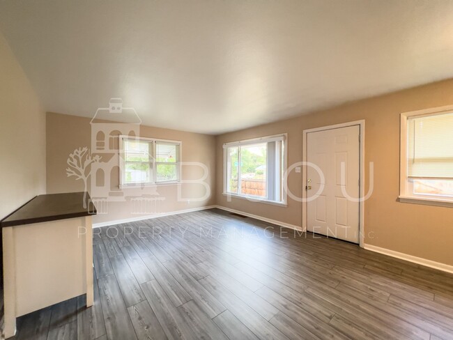 Building Photo - Move In Incentive, $300 off!!