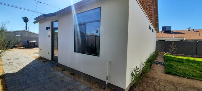 Building Photo - 1027 E McKinley St