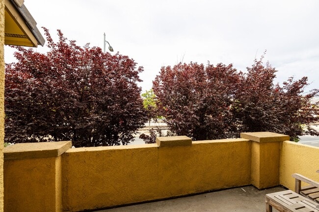 Building Photo - Beautiful 3 bedroom townhouse that is conveniently located