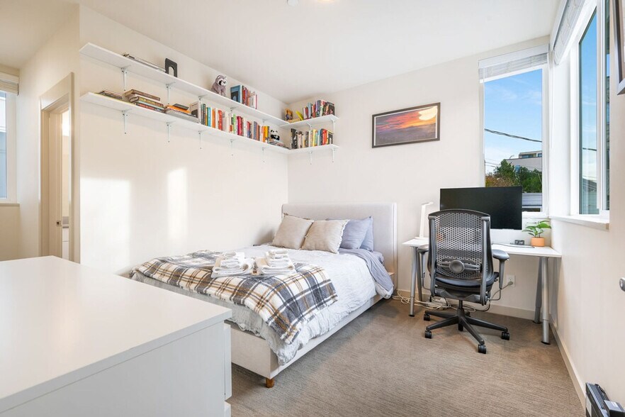 Building Photo - 3900 Leary Wy NW