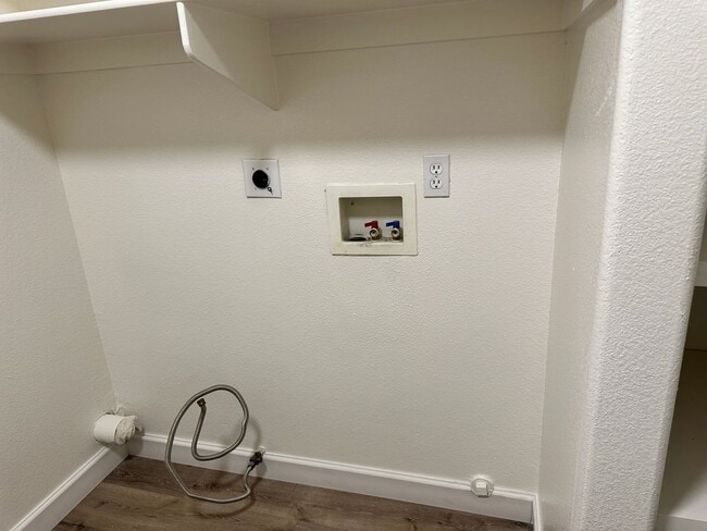 Building Photo - A stunning 4-bedroom haven, fully renovated and ready for a lifetime of memories.