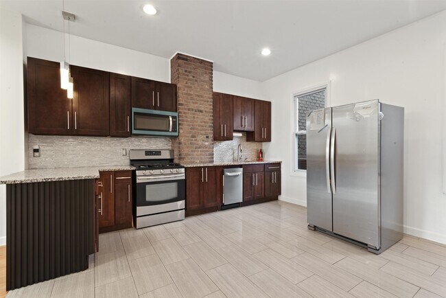 Building Photo - 17 Ravine Ave