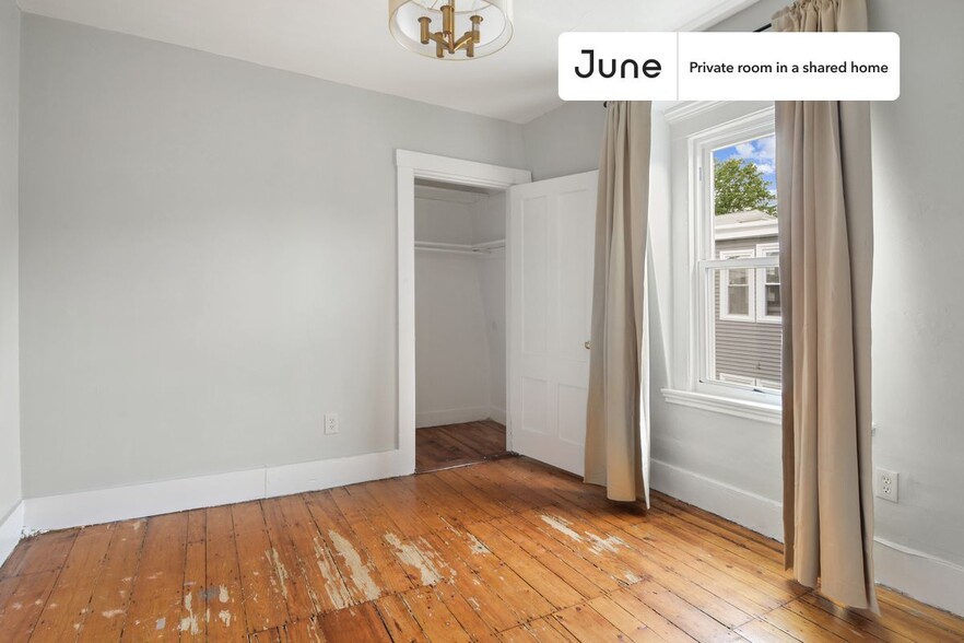 Building Photo - Private bedroom in 4 bed/2.5 bath Home