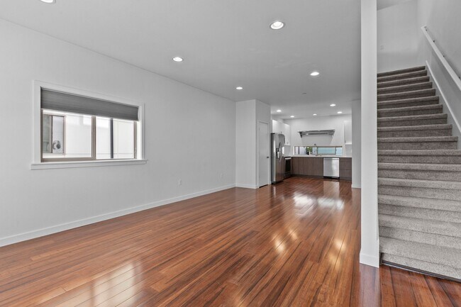 Building Photo - 3bd/1.5ba Seattle Townhouse