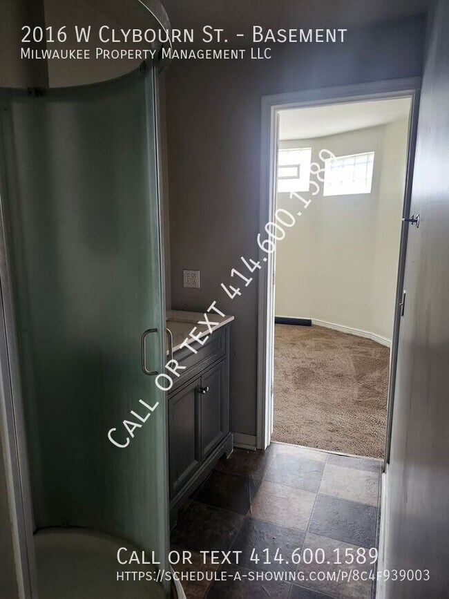 Building Photo - 2016 W Clybourn St