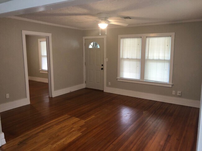 Building Photo - Cute 2 bed, 1 1/2 bathroom house in betwee...