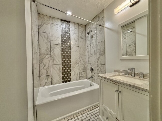 Building Photo - 1814 Glade St