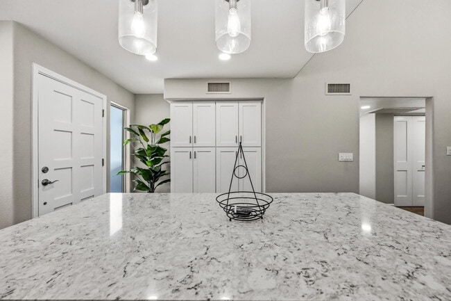 Building Photo - 7340 N Vía Camello Del Norte