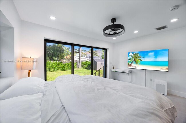 Building Photo - 1141 Hollywood Blvd