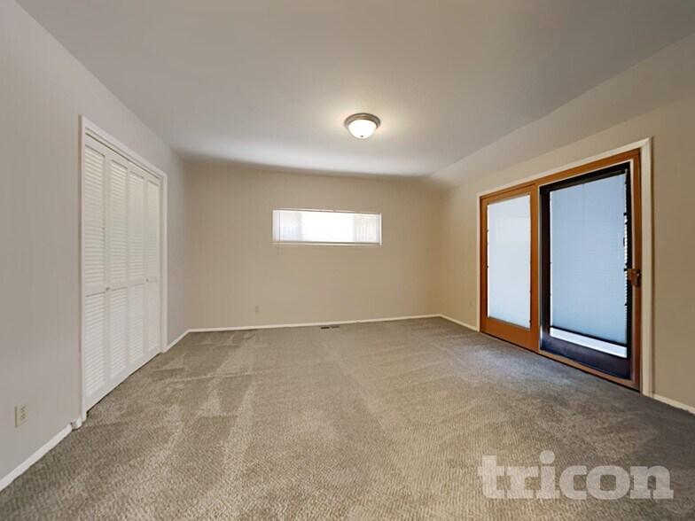 Building Photo - 1045 Crown Dr