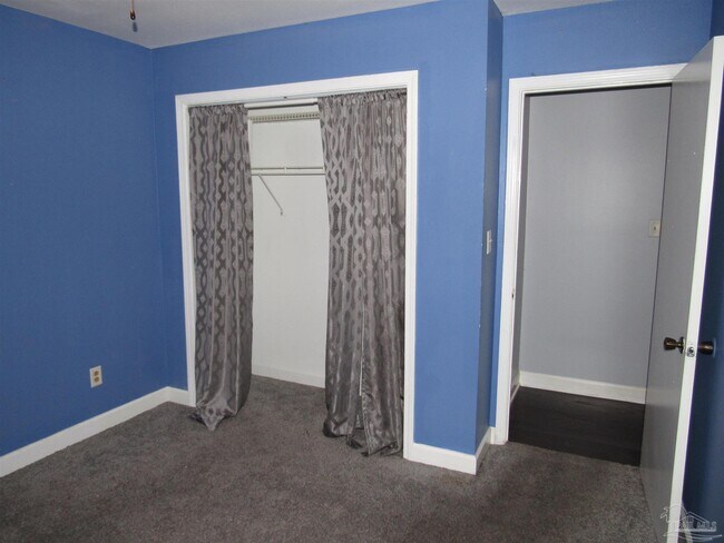 Building Photo - 7804 Oak Forest Dr