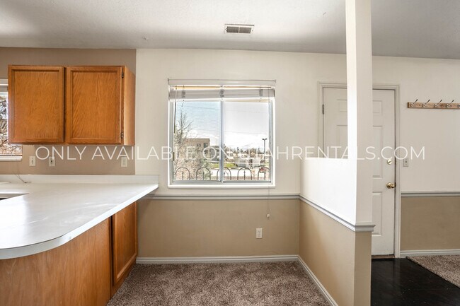 Building Photo - 166 N 400 W St
