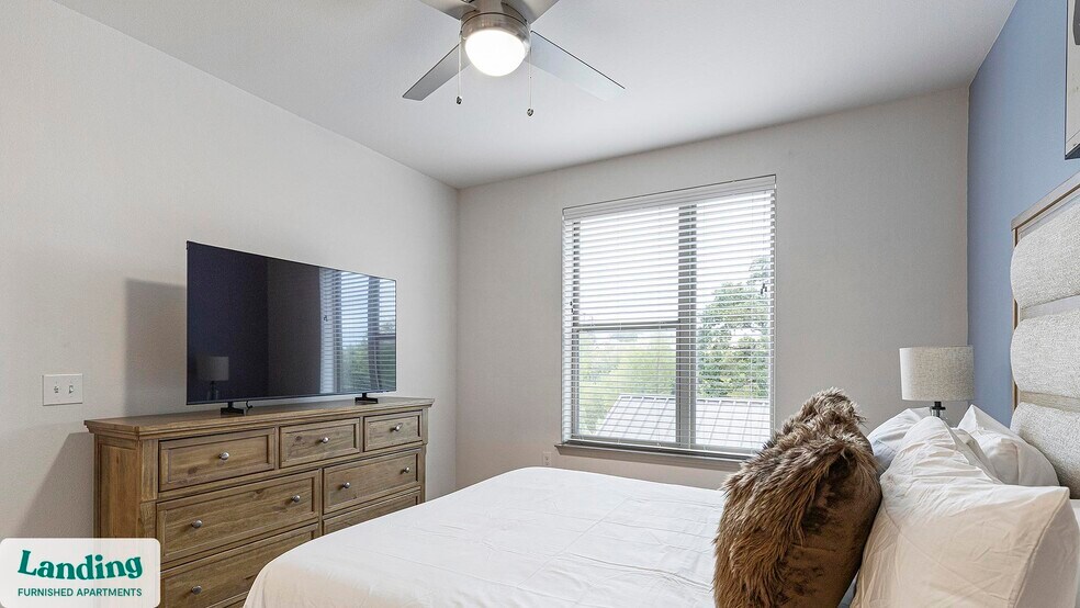 Building Photo - 2800 NE Green Oaks Blvd