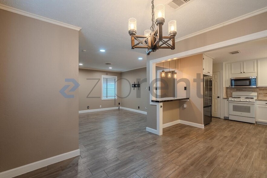 Building Photo - Unit