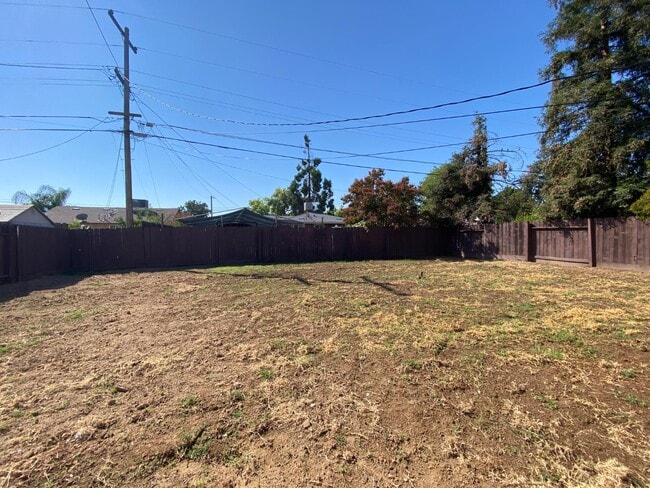 Building Photo - 1545 W Sussex Way