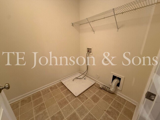 Building Photo - Spacious 4 Bedroom Home with Fenced Yard & Two Car Garage in Clemmons