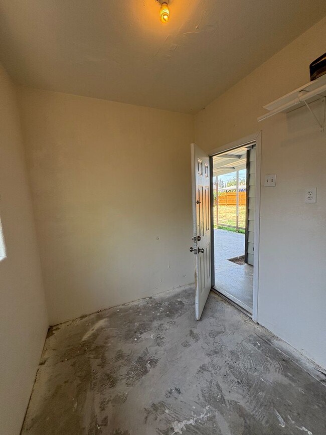 Building Photo - Updated Interior home in Dinuba near Shopp...