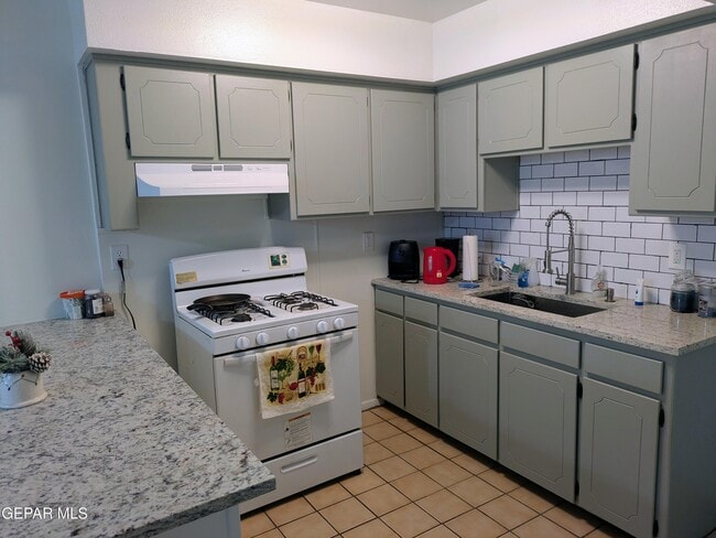 Building Photo - 709 Tays St