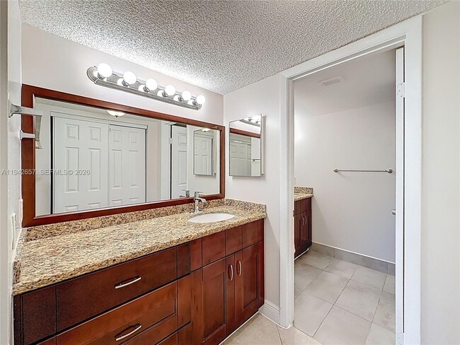 Building Photo - 9877 Westview Dr