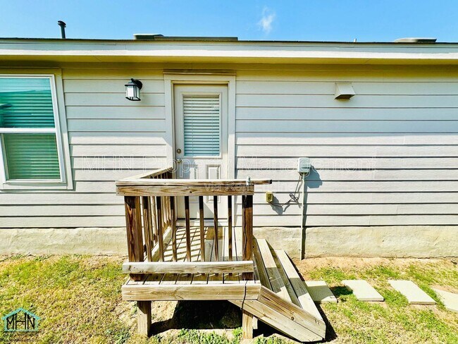 Building Photo - 9007 Little Hoss