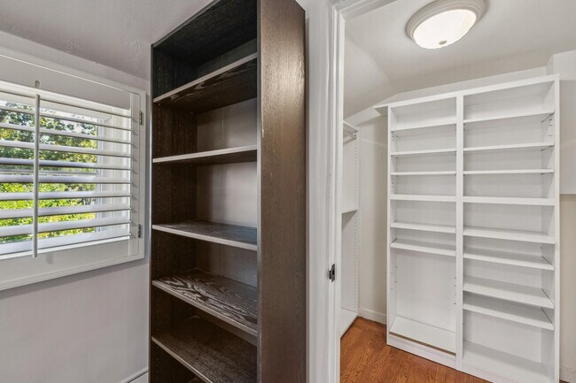Building Photo - Mediterranean Beauty in Crescent Park – 5B...