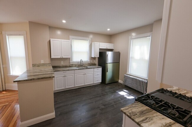 Building Photo - 32 Robinson St