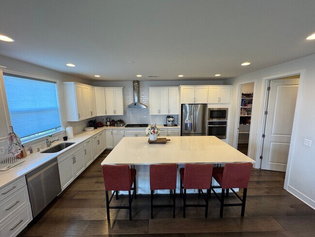 Building Photo - Stylish And Spacious 4 Bed 3.5 Bath Home I...