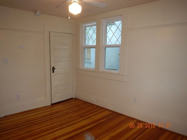 Building Photo - Available 6/1/25 Charming Two Story Single...