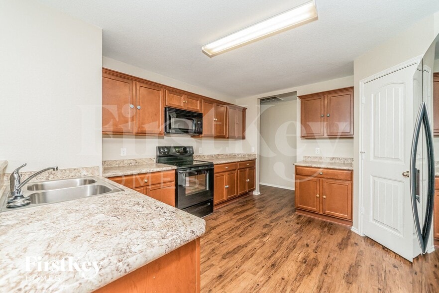 Building Photo - 313 Plum Dr