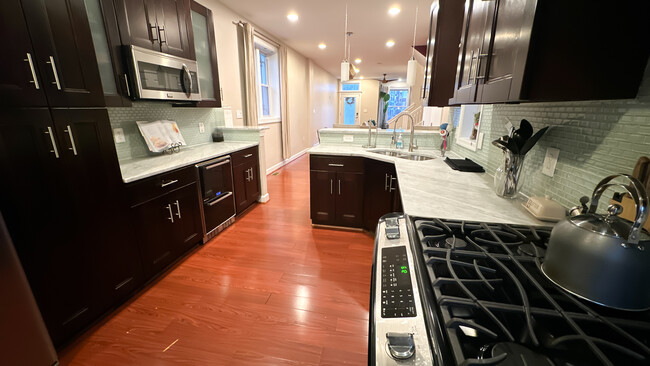 Kitchen - Fully loaded - 158 R St NE