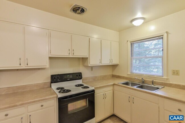 Building Photo - 1223 Park St