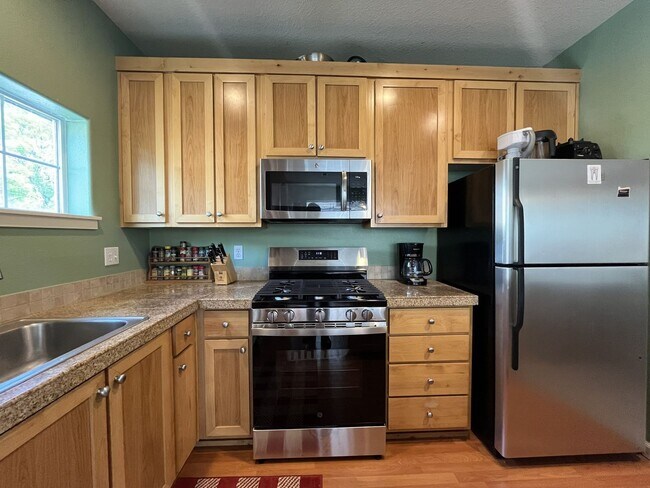 Building Photo - Well-Designed Condo with Dual Primary Suites, Vaulted Ceilings & Community Clubhouse