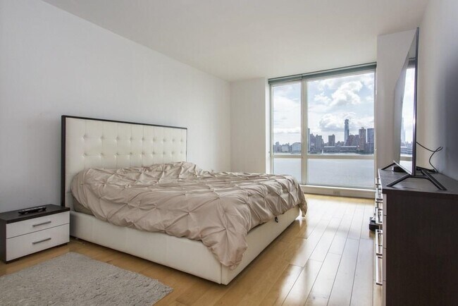 Building Photo - 2 2nd St