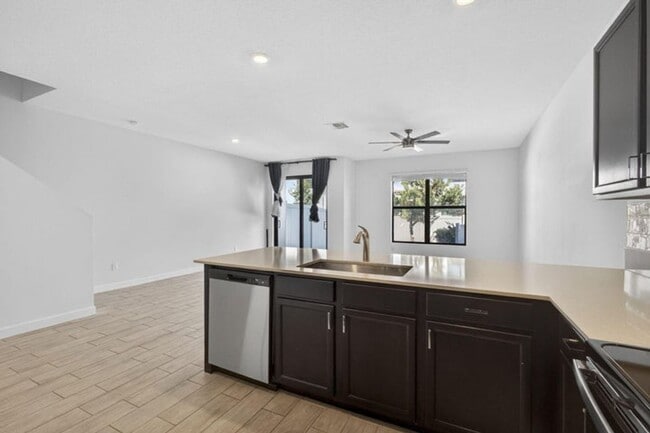Building Photo - 4408 Hemlock Dr