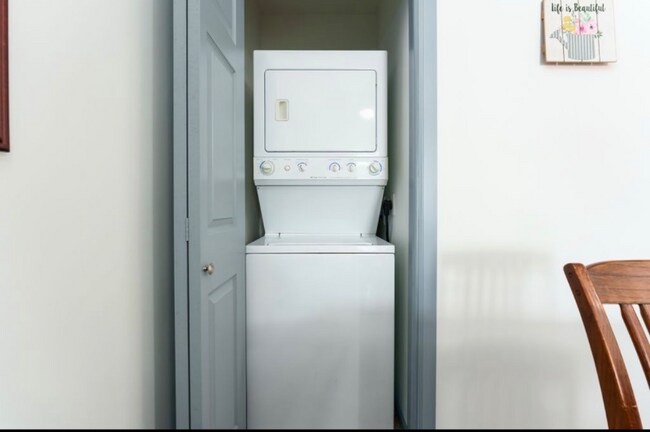 Building Photo - 708 Mills St