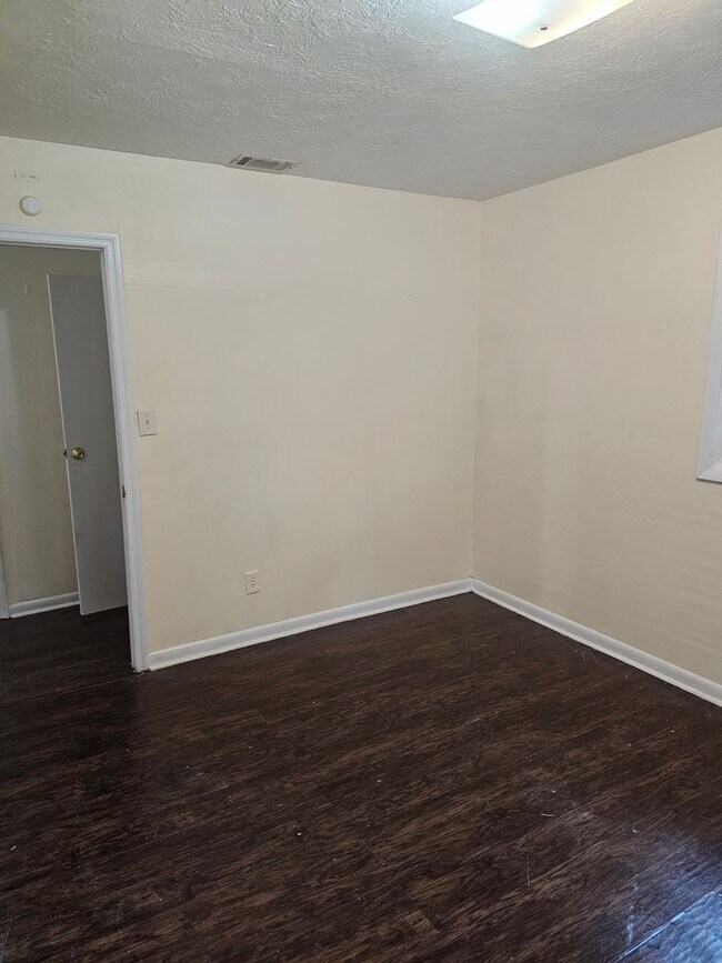Building Photo - 2430 Oak Ridge St