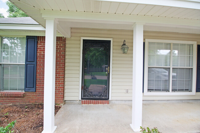 Building Photo - 320 Hawthorne Dr