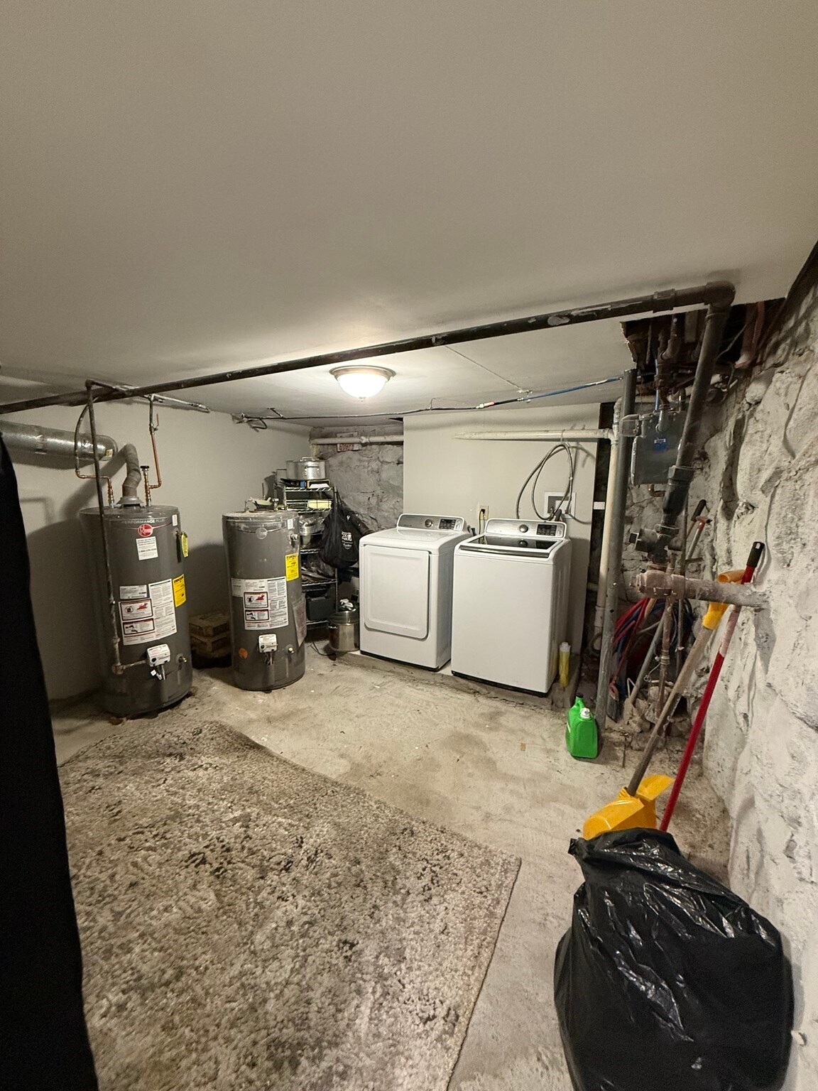 Building Photo - 86 Oak St