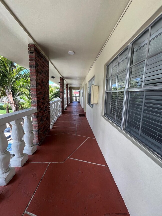 Building Photo - 2550 NE 51st St