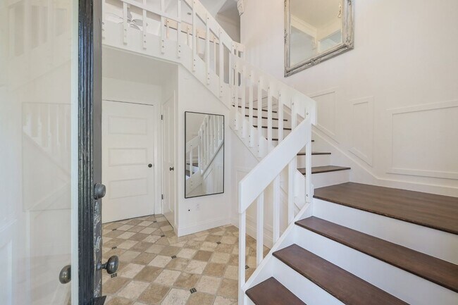 Building Photo - 5 Santa Victoria Ct
