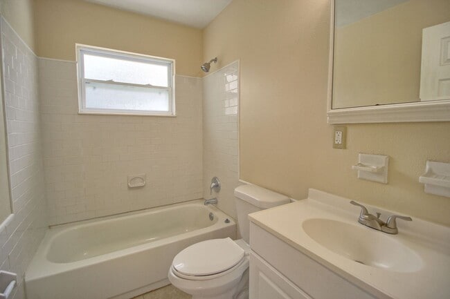 Building Photo - 323 Elm Dr