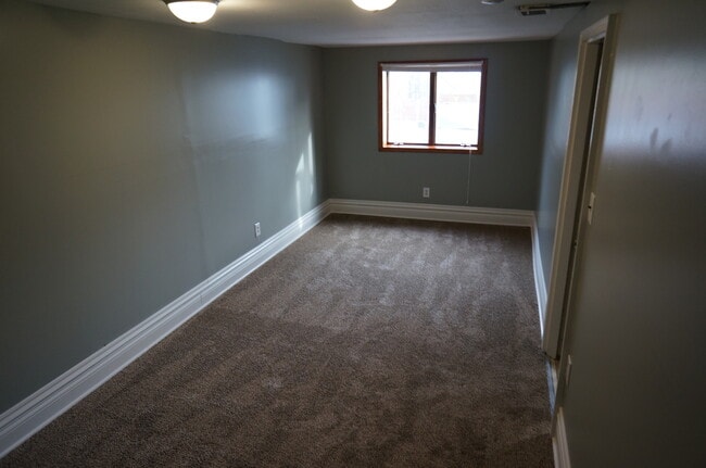 Building Photo - AVAILABLE JUNE 1st - 3 Bed, 1 Bath Home!