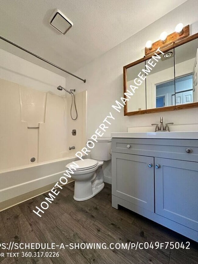 Building Photo - 1310 Goldenrod Dr SE