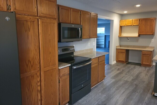 Building Photo - 3-Bedroom/2.5-Bath, Great Neighborhood