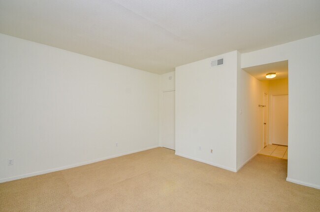 Building Photo - 2100 Tanglewilde St