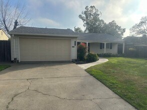 Building Photo - 3 Bedroom 2 Bathroom Home with Yard